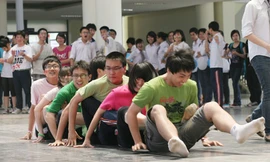 Sôi động teen Amsterdam "dính" nhau thi tài