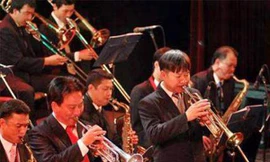 Hoàng Xuân Vượng và Quốc Trường (thứ ba từ trái sang) tại một đêm nhạc. Ảnh: Ngọc Trần