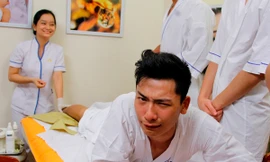 Trai tráng Next Top 'cắn răng' chịu đau để waxing