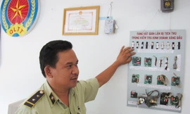 Ông Hà và những thiết bị mà chủ doanh nghiệp thường dùng để can thiệp máy đong gian lận xăng, dầu