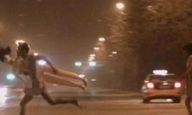 Khỏa thân ôm búp bê tình dục chạy giữa đường