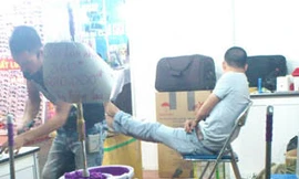 Đột nhập kho hàng Trung Quốc đội lốt hàng Việt