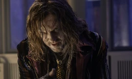 “Draco Malfoy” Tom Felton gây choáng với tạo hình Ông Kẹ trong phim thiếu nhi mới