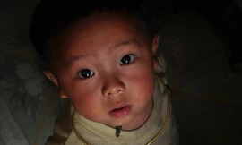 Bản làng kỳ lạ, đông con vẫn nhận con nuôi