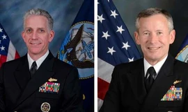 Phó đô đốc Ted Branch (bên phải), Giám đốc tình báo hải quân và Chuẩn Đô đốc Bruce Loveless, Giám đốc cơ quan hoạt động tình báo