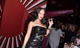 Ca sĩ bốc lửa Rihanna diện đầm cúp ngực gợi cảm, hút mọi ánh nhìn