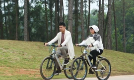 Kiều Minh Tuấn ngọt ngào chăm sóc Cát Phượng khiến ai cũng ghen tỵ