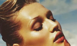 Siêu mẫu Victoria's Secret khoe chân dài 'miên man'