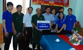 Ngân hàng BIDV và báo Tiền Phong tặng quà Tết thương binh