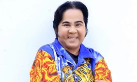 Bạch Long dẫn người yêu đi mua nhẫn rồi người yêu cưới luôn ông chủ tiệm vàng