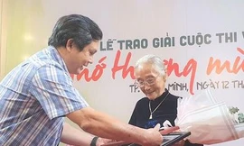 Cụ bà 90 tuổi lập 'cú đúp' giải thưởng trong cuộc thi viết tản văn 'Nhớ thương mùi Tết'