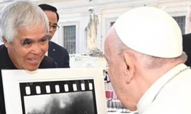 Nhiếp ảnh gia Nick Út diện kiến Đức Giáo hoàng, tặng bức ảnh 'Em bé Napalm'