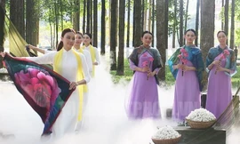 Độc đáo thời trang 'Lính và lụa'