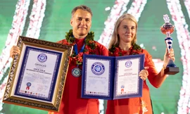 Cụ ông 104 tuổi cùng gia đình 5 thế hệ tham gia lập Kỷ lục thế giới