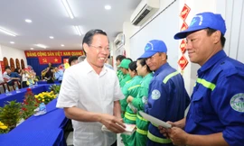 Rác gấp đôi ngày thường, công nhân vệ sinh TPHCM làm xuyên giao thừa