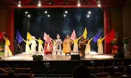 Việt Hương hỗ trợ thầy Minh Nhí mở sân khấu