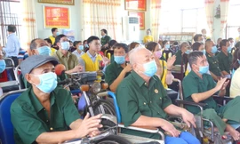 Ngân hàng BIDV và báo Tiền Phong tặng quà cho thương binh nhân dịp Tết Tân Sửu