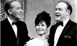 Tấm hình chụp trong lúc Bạch Yến xuất hiện trên show đặc biệt của ông Bob Hope: Hope NBC TV. Bạch Yến đang đàm thoại với hai tài tử người Hoa Kỳ lừng danh là ca sĩ tài tử Bing Crosby và ông Bob Hope. Đây là tấm hình có giá trị cao và hiếm có của Bạch Yến