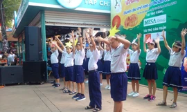Hơn 800 trẻ Mái ấm, Nhà Tình thương vui chơi Trung thu tại Đường sách 