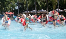 Hàng nghìn người đến công viên Đầm Sen và Suối Tiên 'giải nhiệt'