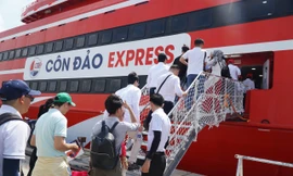 Bất ngờ lý do khách đi tàu cao tốc TPHCM - Côn Đảo vạ vật chờ trung chuyển