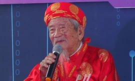 Cụ ông miệt mài viết sách ở tuổi 103