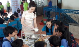 Bữa trưa vui vẻ của Hoa hậu Mỹ Linh ở Nhà may mắn