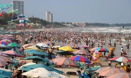 Vũng Tàu đông nghịt, nhiều du khách qua đêm trên bờ biển 