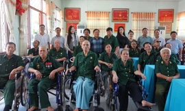 Trao tặng quà cho Trung tâm Điều dưỡng thương binh và Người có công Long Đất 