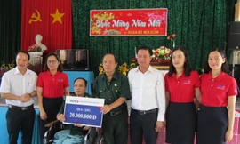 Ngân hàng BIDV và báo Tiền Phong thăm, tặng quà các thương bệnh binh