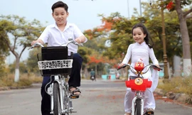 Đẹp nao lòng với ảnh 2 mẫu nhí chụp cùng hoa phượng trước khi nhập học