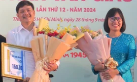 Ông Phan Văn Mãi trao giải thưởng Trần Văn Giàu 2024