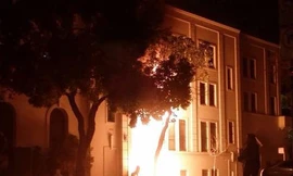 Ngọn lửa bùng lên trước cổng lãnh sự quán Trung Quốc tại San Francisco