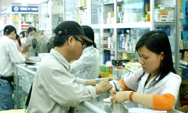 Cục Quản lý Dược khẳng định sẽ đưa hoạt động mua bán thuốc vào khuôn khổ bằng việc cắt bỏ những tầng nấc trung gian. Ảnh: Hồng Vĩnh - Thái Hà