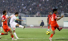 Thắng nghẹt thở Singapore, Việt Nam vào bán kết