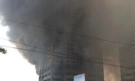 Cảnh khói đen khủng khiếp bao trùm chung cư đang xây