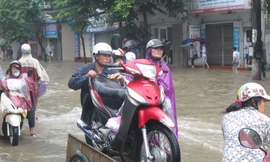 Kiếm bộn tiền dịch vụ chở người qua đường ngập