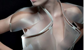 Tim đập càng nhanh, váy càng... trong suốt