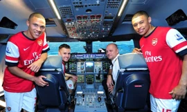 Học Lý Nhã Kỳ, cầu thủ Arsenal đại náo buồng lái máy bay