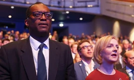 Thủ tướng Anh Liz Truss (phải) và Bộ trưởng Tài chính Kwasi Kwarteng. (Ảnh: Reuters)