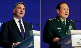 Bộ trưởng Quốc phòng Úc Richard Marles và Bộ trưởng Quốc phòng Trung Quốc Nguỵ Phượng Hoà tại Đối thoại Shangri-La. (Ảnh: ST)