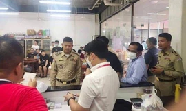 Cảnh sát tỉnh Preah Sihanouk kiểm tra trung tâm Xing Shanting. (Ảnh: Khmer Times)