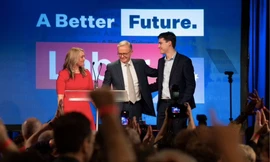 Tân Thủ tướng Úc Anthony Albanese đứng trên sân khấu cùng bạn đời và con trai. (Ảnh: Reuters)