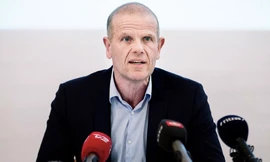 Ông Lars Findsen trong một lần phát biểu trên cương vị giám đốc tình báo năm 2017. (Ảnh: CNN)