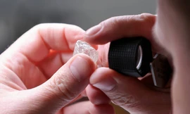 Một viên kim cương thô trong xưởng của Alrosa ở Mátxcơva năm 2021. (Ảnh: Reuters)