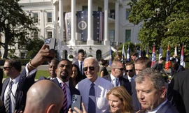 Tỷ lệ ủng hộ Tổng thống Mỹ Joe Biden cải thiện đáng kể khi chỉ còn 2 tháng nữa sẽ đến bầu cử giữa kỳ. (Ảnh: AP)