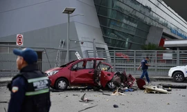 Một chiếc xe bị nổ tung trong loạt tấn công nhằm trả đũa việc chính phủ Ecuador di chuyển phạm nhân. (Ảnh: Reuters)