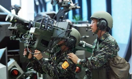 Binh lính Đài Loan thao tác với tên lửa phòng không vác vai Stinger trong một triển lãm năm 2005. (Ảnh: Reuters)