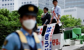 Cựu Thủ tướng Nhật Bản Abe Shinzo trong một chiến dịch vận động bầu cử. (Ảnh: Reuters)