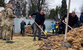 Chôn cất những người thiệt mạng vì xung đột ở Ukraine. (Ảnh: CNN)